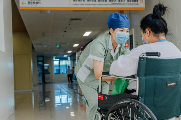 金科服務(wù)為大型醫(yī)院提供運(yùn)送、陪診服務(wù)。金科服務(wù)供圖