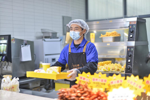 金科服務(wù)為高等院校提供團(tuán)餐服務(wù)。金科服務(wù)供圖