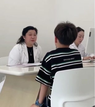 陳紅正在診治受心理疾病困擾的家庭。重慶優(yōu)眠醫(yī)學(xué)中心供圖