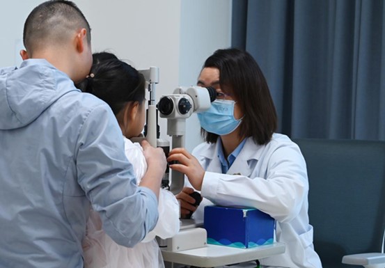 陳春梅為患者檢查眼部情況。重慶南坪愛爾眼科醫(yī)院供圖