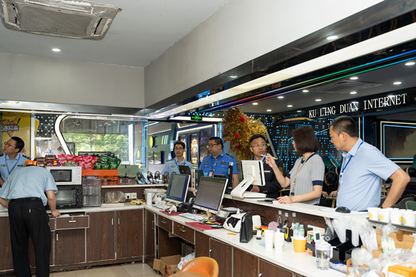 沙坪壩區(qū)網(wǎng)吧“綜合查一次”執(zhí)法檢查現(xiàn)場(chǎng)。重慶市司法局供圖