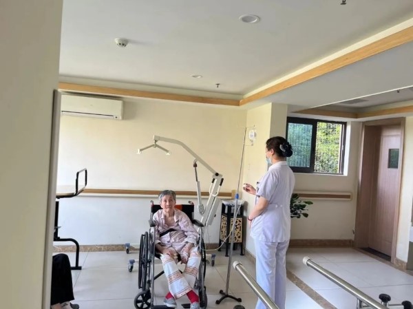 健康咨詢現(xiàn)場。重慶道格骨科醫(yī)院供圖