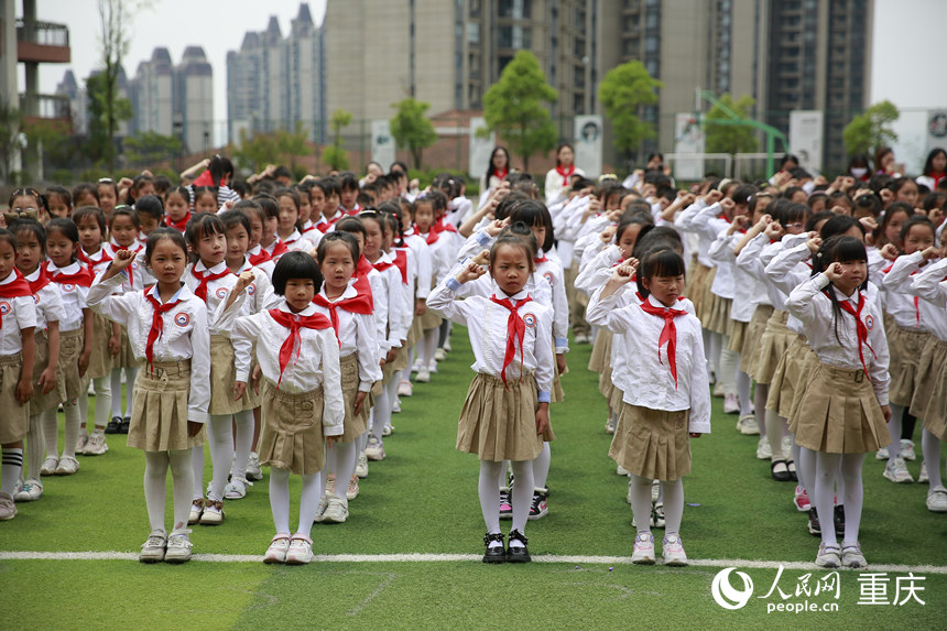 新入隊的少先隊員宣誓。人民網(wǎng)記者 劉政寧攝