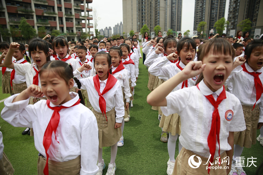 新入隊的少先隊員宣誓。人民網(wǎng)記者 劉政寧攝