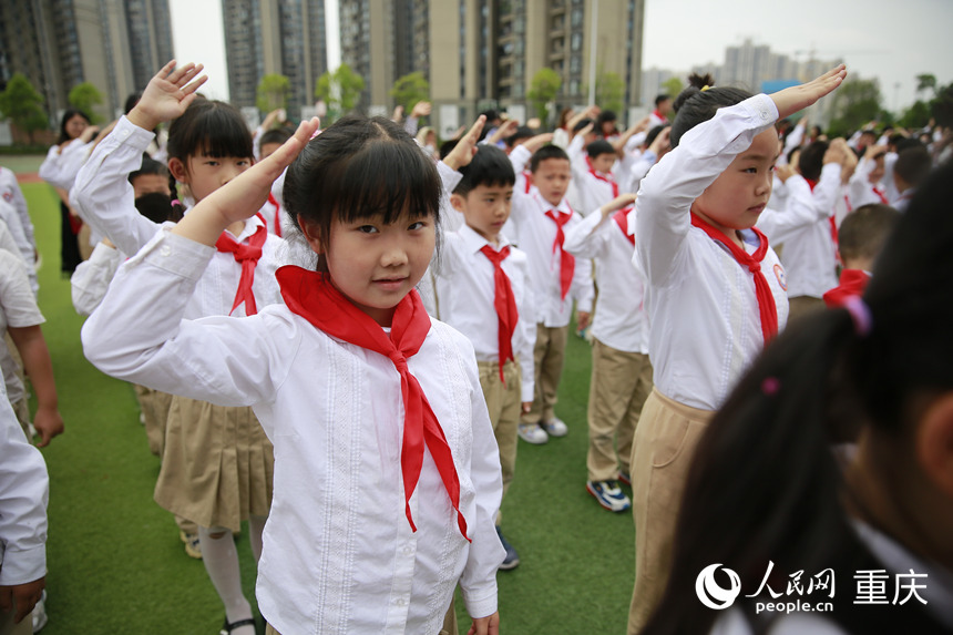 新入隊的少先隊員敬隊禮。人民網(wǎng)記者 劉政寧攝