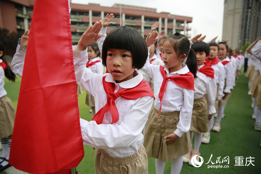 新入隊的少先隊員敬隊禮。人民網(wǎng)記者 劉政寧攝