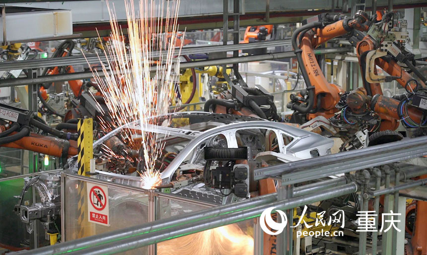 火花迸射，機械臂正在工作。人民網(wǎng)記者 劉祎攝