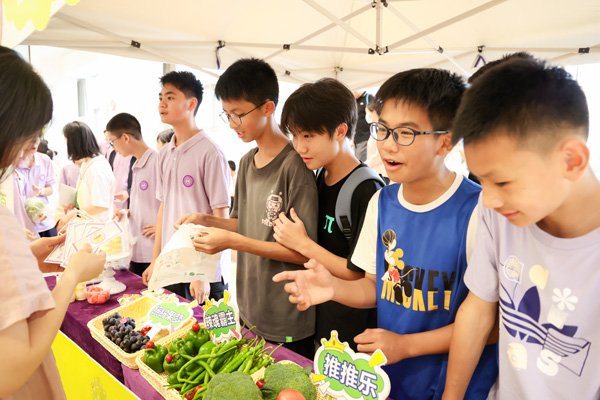 瓜果節(jié)活動現(xiàn)場。南開兩江中學供圖