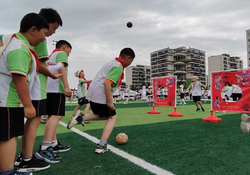 圖為“蹴鞠”游戲活動(dòng)現(xiàn)場(chǎng)。 秦廷富攝