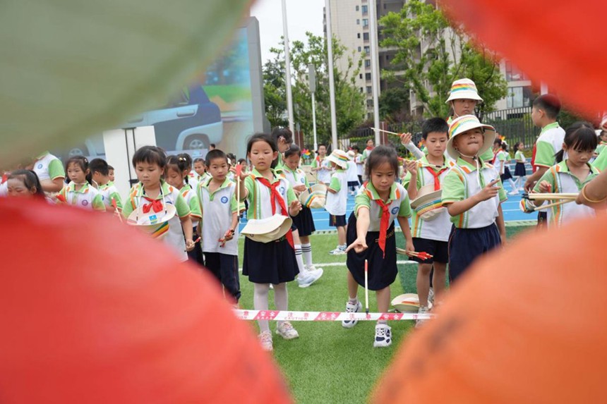 圖為“投壺”游戲活動(dòng)現(xiàn)場(chǎng)。 秦廷富攝