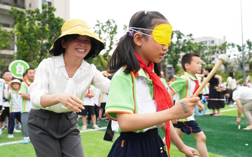 圖為“瞎子摸象”游戲活動(dòng)現(xiàn)場(chǎng)。 秦廷富攝