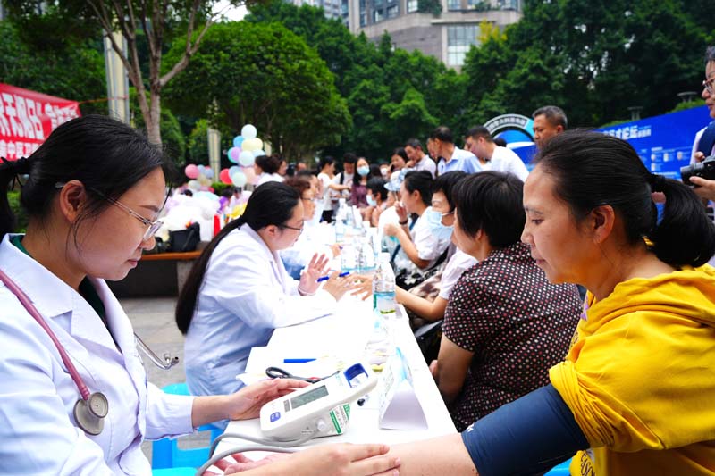 活動現(xiàn)場，重醫(yī)附屬第一院醫(yī)務(wù)人員開展義診。實習(xí)生趙鑫攝