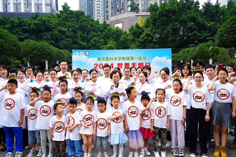 在該院呼吸科吳亞梅教授帶領(lǐng)下，孩子們宣讀控?zé)熓脑~。實習(xí)生趙鑫攝