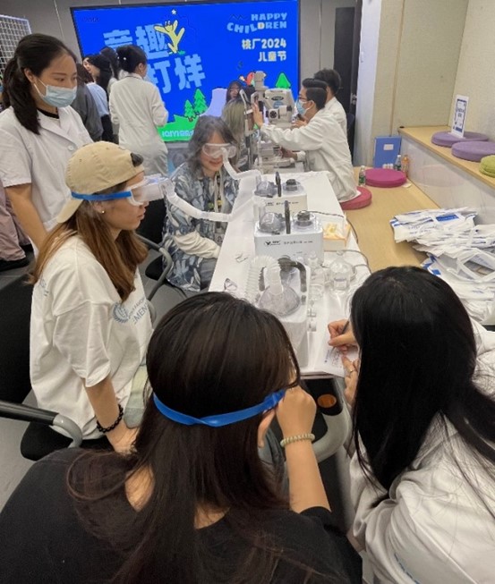 醫(yī)生為職員進(jìn)行眼健康檢查。華廈渝州眼科醫(yī)院供圖