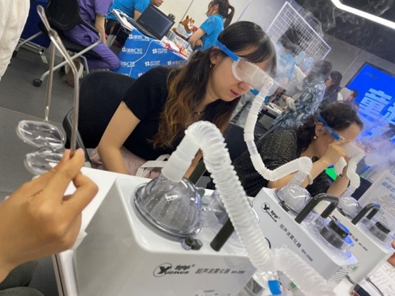 醫(yī)生為職員進(jìn)行眼健康檢查。華廈渝州眼科醫(yī)院供圖