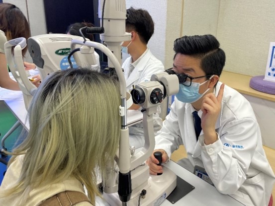 醫(yī)生為職員進(jìn)行眼健康檢查。華廈渝州眼科醫(yī)院供圖