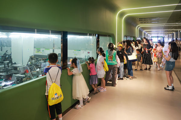 聯(lián)發(fā)小記者參觀智慧工廠。曾英豪攝