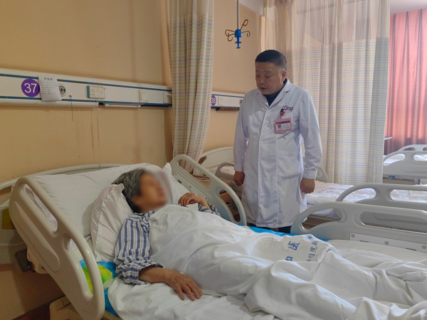 李建給患者交代注意事項(xiàng)。重慶嘉華醫(yī)院供圖