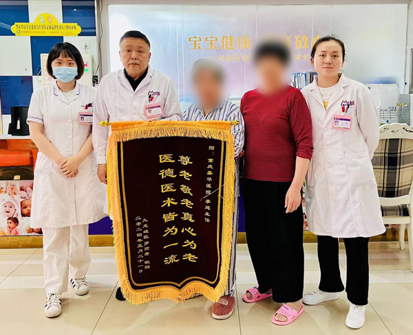 患者一家為李建及醫(yī)護(hù)團(tuán)隊(duì)送上錦旗。重慶嘉華醫(yī)院供圖