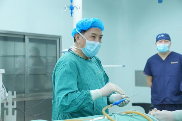 宋建星正在進(jìn)行手術(shù)演示。重慶星榮整形外科醫(yī)院供圖