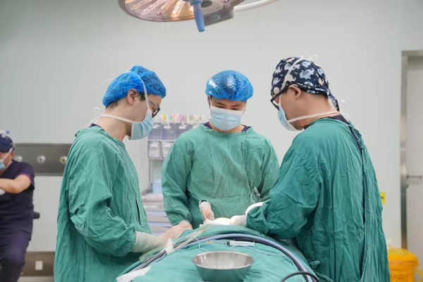 劉正茂進(jìn)行手術(shù)演示。重慶星榮整形外科醫(yī)院供圖