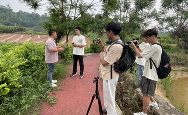 重慶大學(xué)新聞學(xué)院創(chuàng)新開(kāi)展“鄉(xiāng)村思政課”。重慶大學(xué)供圖