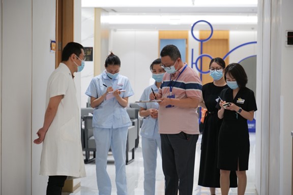 審核現(xiàn)場(chǎng)。重慶當(dāng)代整形外科醫(yī)院供圖