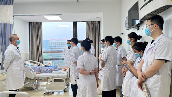 重醫(yī)附二院泌外腎病中心主任張克勤（左一）帶隊查房。重慶醫(yī)科大學(xué)附屬第二醫(yī)院供圖
