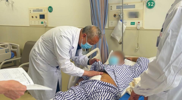 張克勤查看次仁術(shù)后傷口恢復(fù)情況。重慶醫(yī)科大學(xué)附屬第二醫(yī)院供圖