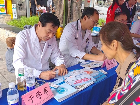 義診活動(dòng)現(xiàn)場(chǎng)。重慶西區(qū)醫(yī)院供圖