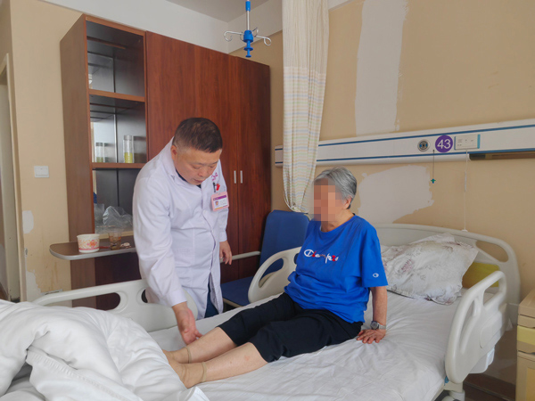 骨外科檢查。重慶嘉華醫(yī)院供圖