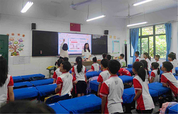 走進(jìn)學(xué)校開展金融宣教。浦發(fā)銀行重慶分行供圖