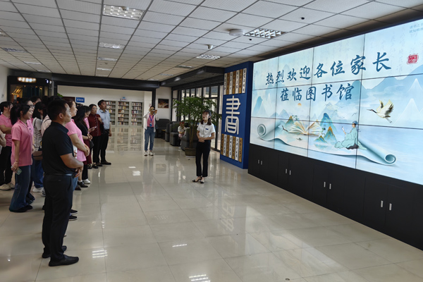 家長(zhǎng)參觀學(xué)校。重慶工程學(xué)院供圖