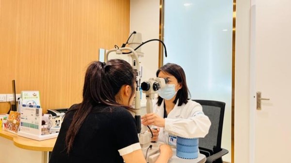 霍妍為患者檢查。華廈渝州眼科醫(yī)院供圖