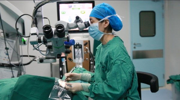 霍妍為患者做手術(shù)。華廈渝州眼科醫(yī)院供圖