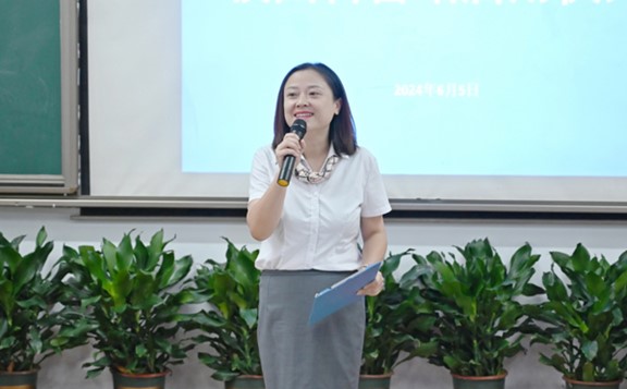 天臺崗小學(xué)花園校區(qū)綜合發(fā)展部主任屈潔致辭。重慶南坪愛爾眼科醫(yī)院供圖