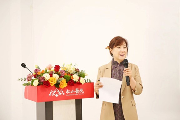 邵鳳云介紹項(xiàng)目情況。重慶松山醫(yī)院供圖