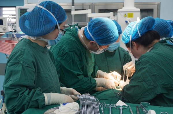 專家正在進行手術。重慶仁品耳鼻喉醫(yī)院供圖