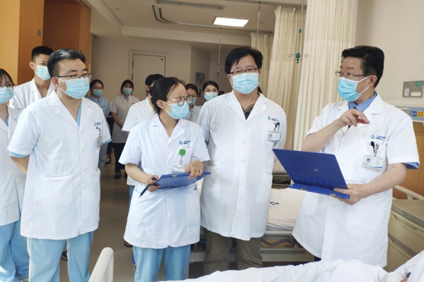 李紅帶領醫(yī)護團隊查房。重慶仁品耳鼻喉醫(yī)院供圖