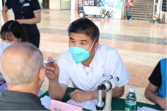 義診現(xiàn)場。重慶華廈眼科醫(yī)院供圖