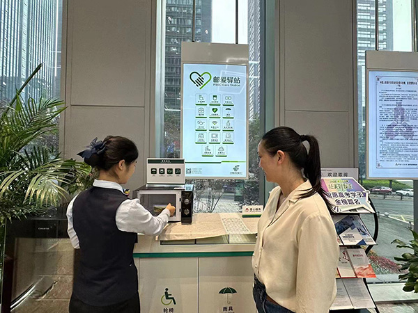 利用網(wǎng)點微波爐為送考家長熱飯。郵儲銀行重慶分行供圖