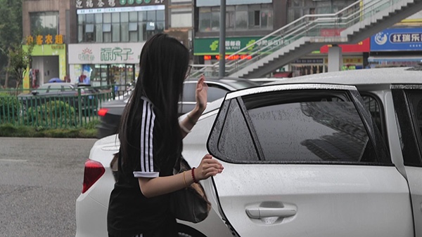 為有需要的學(xué)生提供免費接送服務(wù)。郵儲銀行重慶分行供圖