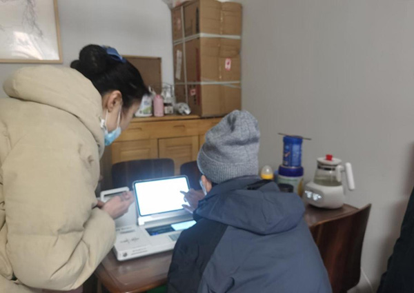 為老年群體提供上門服務(wù)。浦發(fā)銀行重慶分行供圖