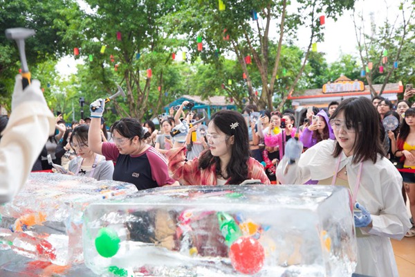 游客在重慶歡樂谷體驗(yàn)泰式主題玩法。景區(qū)供圖