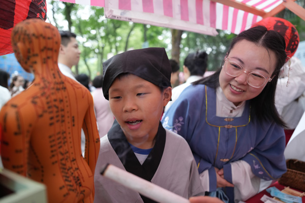 了解中醫(yī)傳統(tǒng)療法。西南大學(xué)供圖