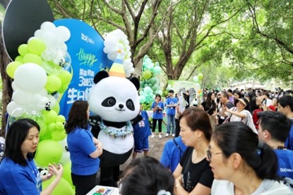 大熊貓粉絲參加“星星”“辰辰”的三歲生日慶?；顒?dòng)。重慶銅雀臺(tái)整形外科醫(yī)院供圖
