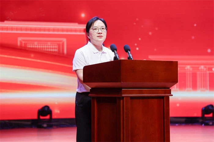 重慶市中醫(yī)院黨委書記唐玲發(fā)言。學(xué)校供圖
