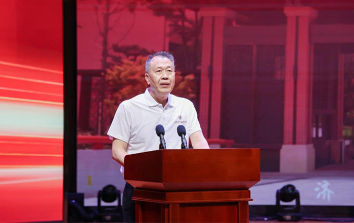 重慶中醫(yī)藥學(xué)院黨委書記、院長(zhǎng)周建軍作工作報(bào)告。學(xué)校供圖