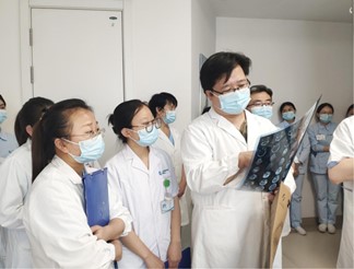 李明棟帶領(lǐng)醫(yī)生團(tuán)隊進(jìn)行查房。重慶仁品耳鼻喉醫(yī)院供圖