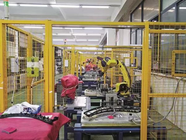 四川湘鄰科技有限公司焊接車間，7套機器人忙著趕制訂單。鄰水縣融媒體中心供圖